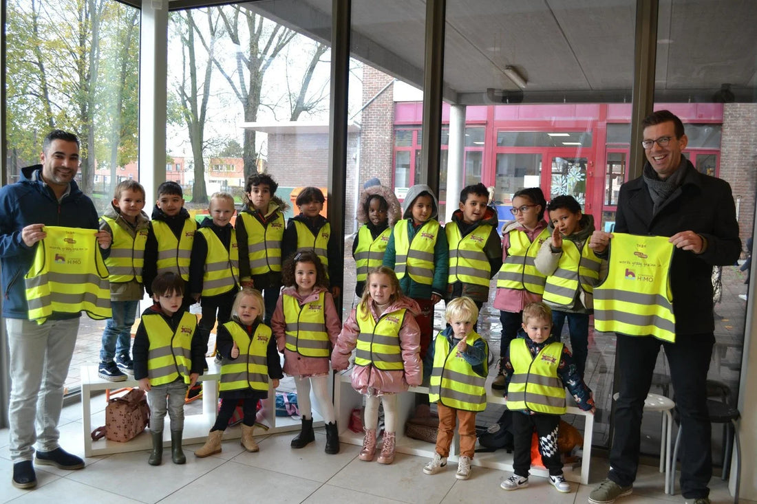 Willebroekse start-up schenkt fluohesjes aan kleuters van basisschool HIMO