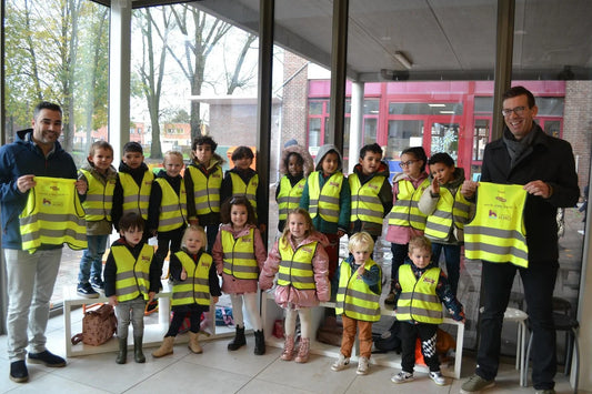 Willebroekse start-up schenkt fluohesjes aan kleuters van basisschool HIMO